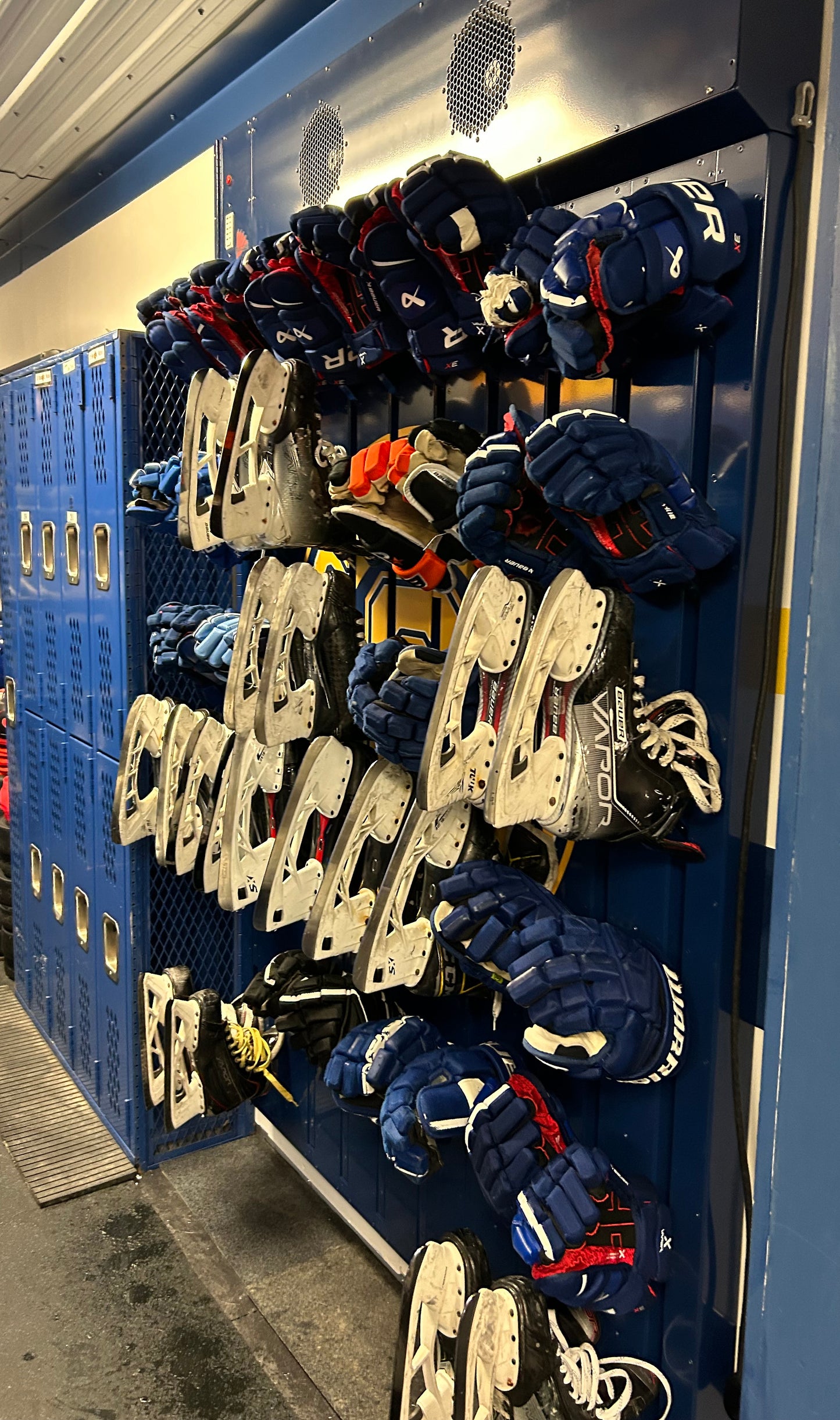 W25+5 Team Locker Room Cleat and Glove Dryer